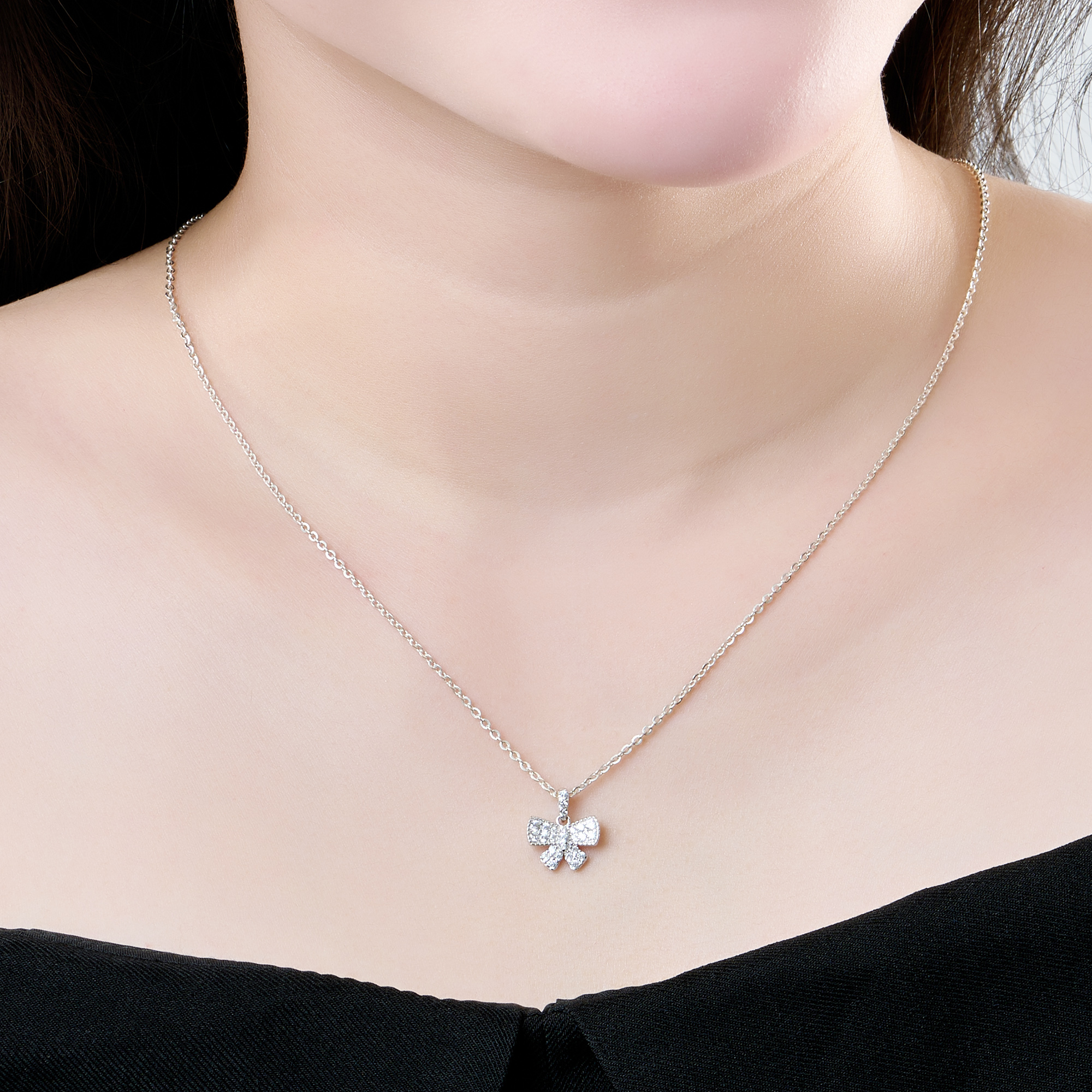 Mặt dây chuyền hình bông hoa thiết kế tinh tế